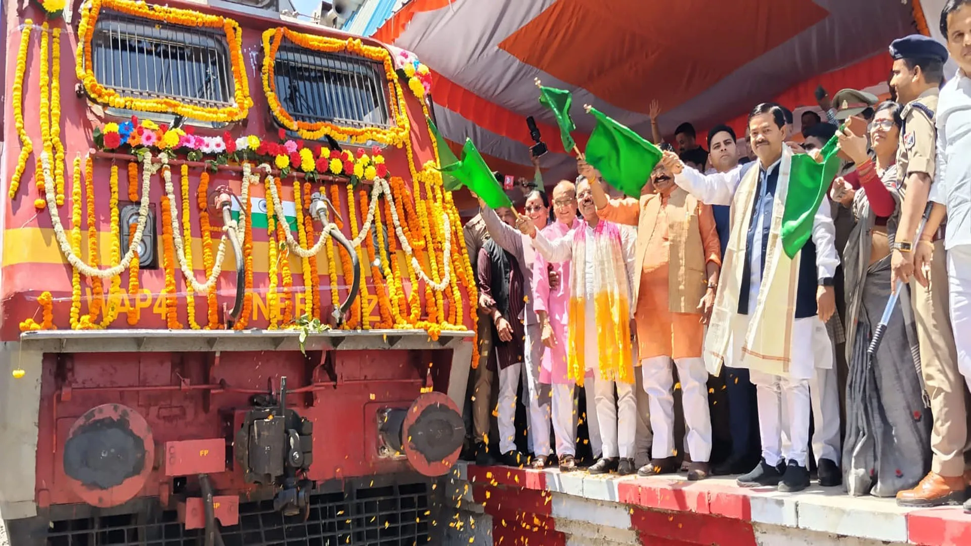 Bareilly: इंटरसिटी एक्सप्रेस का बदायूं से औपचारिक विस्तार...पहले दिन 2 घंटा लेट हुई ट्रेन