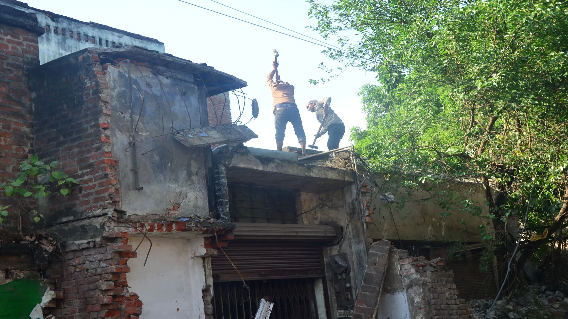 Bareilly: बुलडोजर थमे तो खौफ में व्यापारियों ने खुद चलाना शुरू किया हथौड़ा