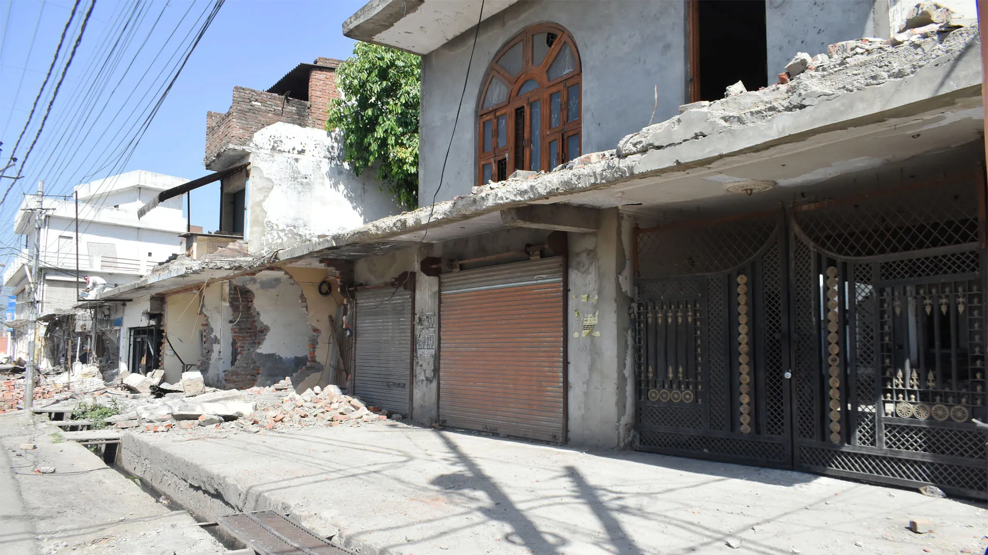 Bareilly: बुलडोजर का वार...फूट रहा अपनों का गुबार, माननीयों की चुप्पी पर भी भड़के लोग