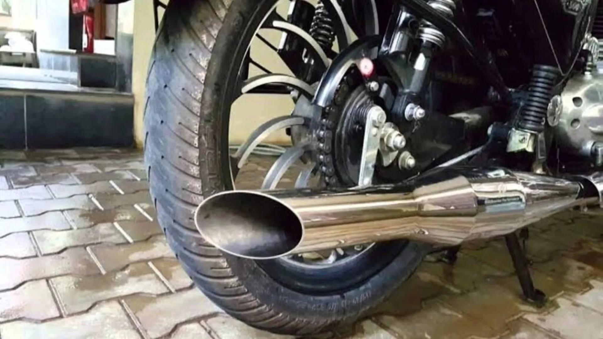 Moradabad: साइलेंसर मॉडिफाइड कराने वालों की आफत...3 बुलेट सीज, 20 हजार जुर्माना