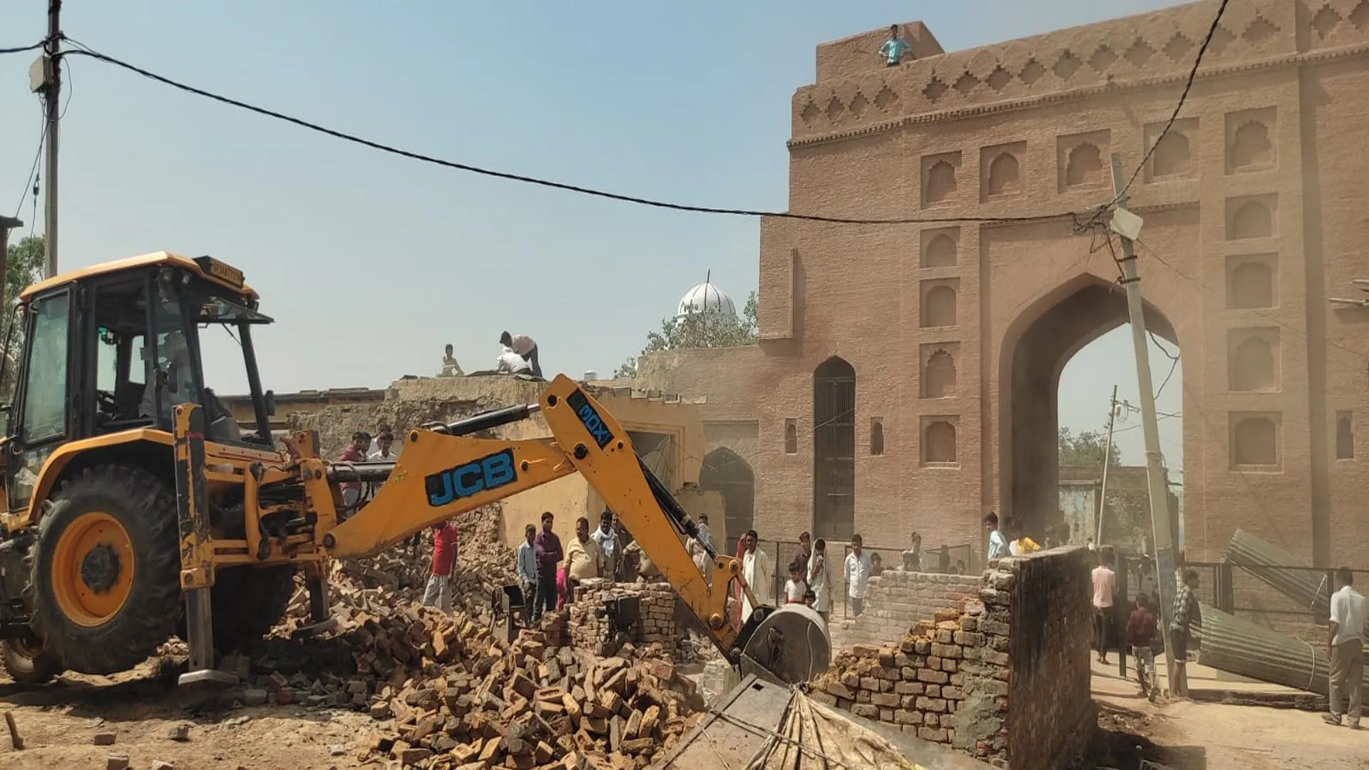 UP: सौंधन किले से अतिक्रमण हटाने को गरजा बुलडोजर, चार मकान ध्वस्त, 35 और जद में