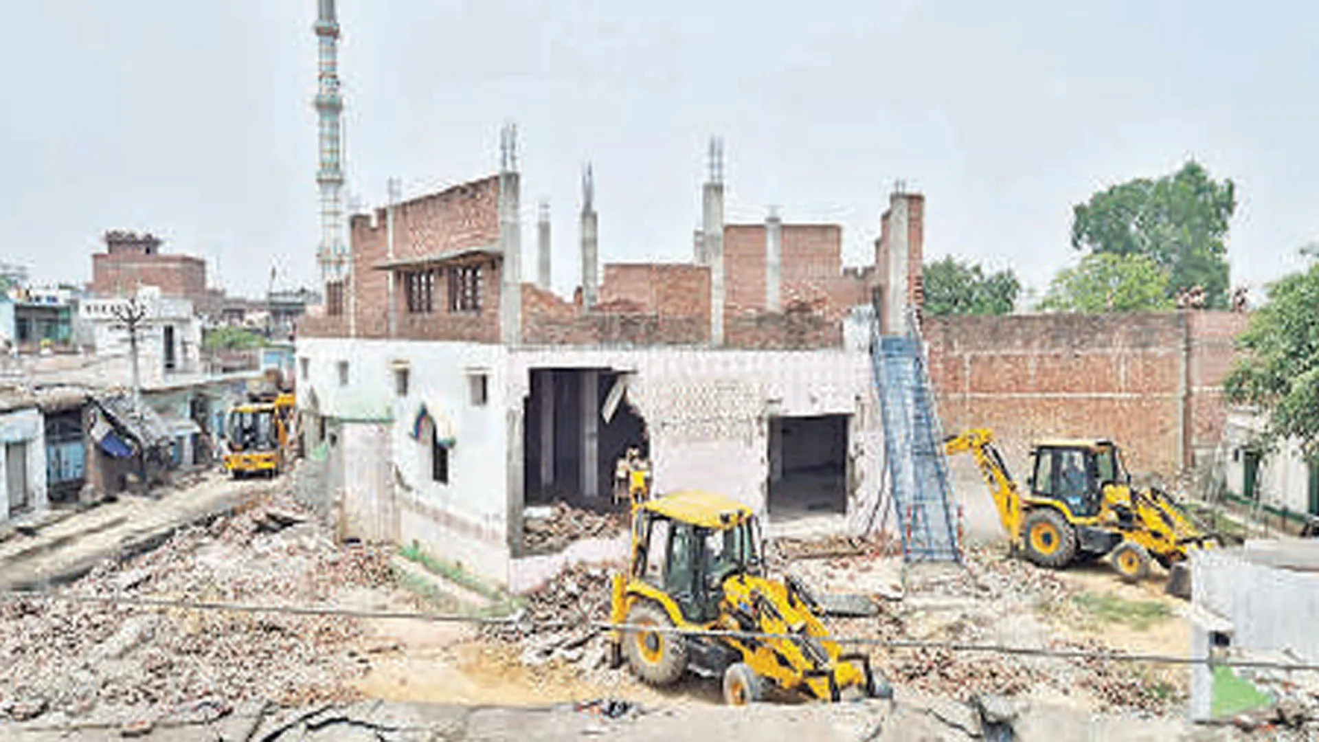 UP: सरकारी जमीन पर बनी मस्जिद-मदरसा जमींदोज, संभल के मुबारकपुर बंद चला बुलडोजर 