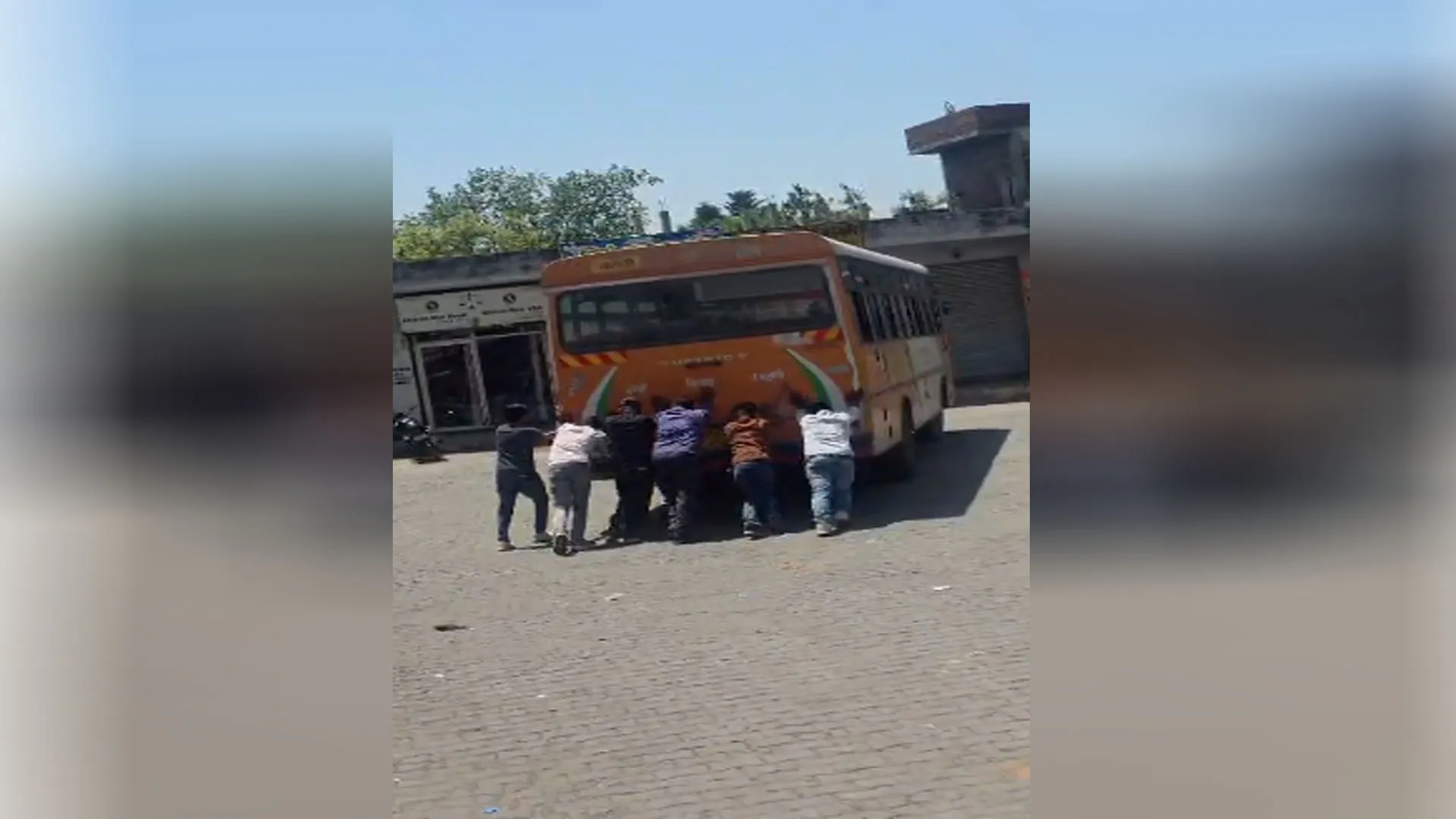 चल यार धक्का मार: यूपी रोडवेज में सफर नहीं आसां...एक टीन का डिब्बा है, उसको धकियाना है !