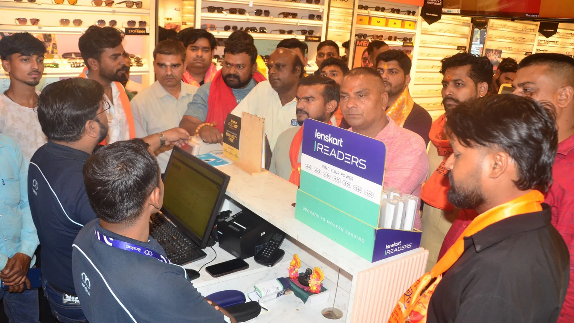 UP:बरेली-मुरादाबाद पहुंची लैंस कार्ट विवाद की आंच, हिंदू संगठनों ने कंपनी के शोरूमों पर किया हंगामा