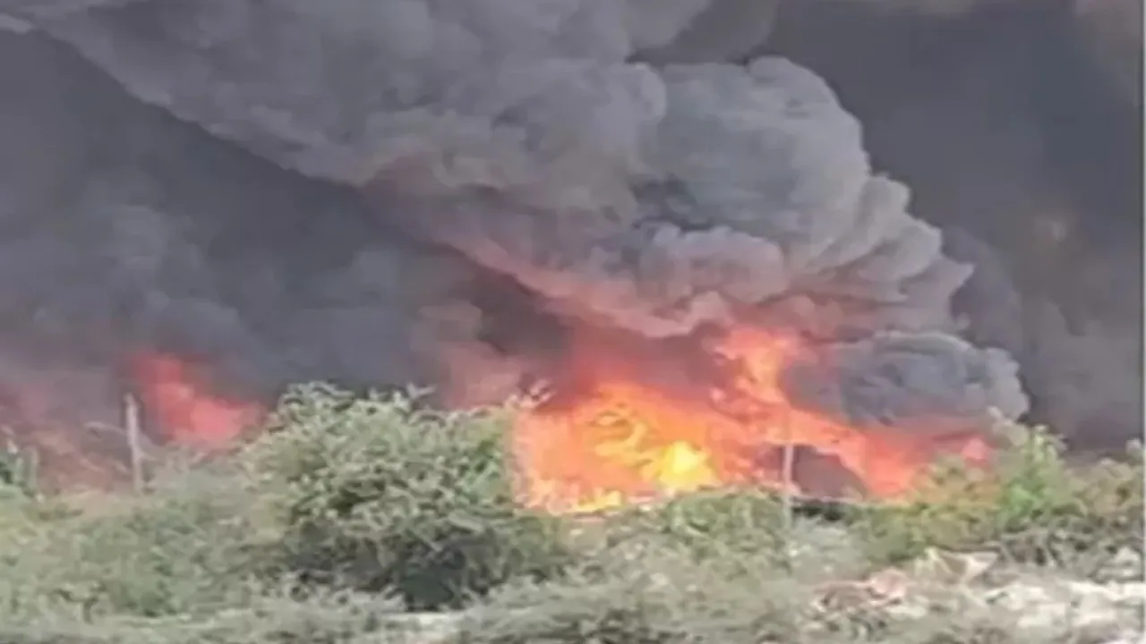 लखनऊ के बाद अब गाजियाबाद में आग तांडव : 150 से अधिक झुग्गियां जलकर खाक, कई परिवार हुए बेघर