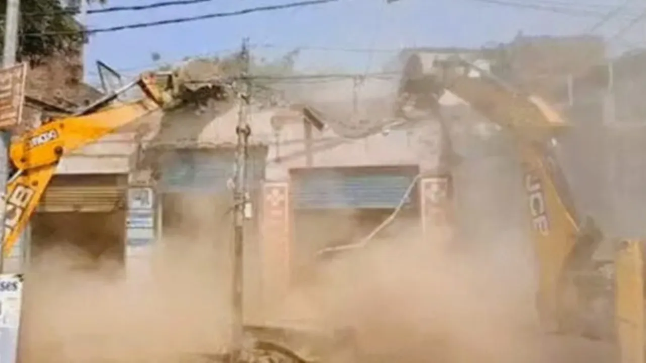 वाराणसी : लहरतारा-बौलिया मार्ग ध्वस्तीकरण की कार्रवाई शुरू, मौके पर कई थानों की फोर्स तैनात