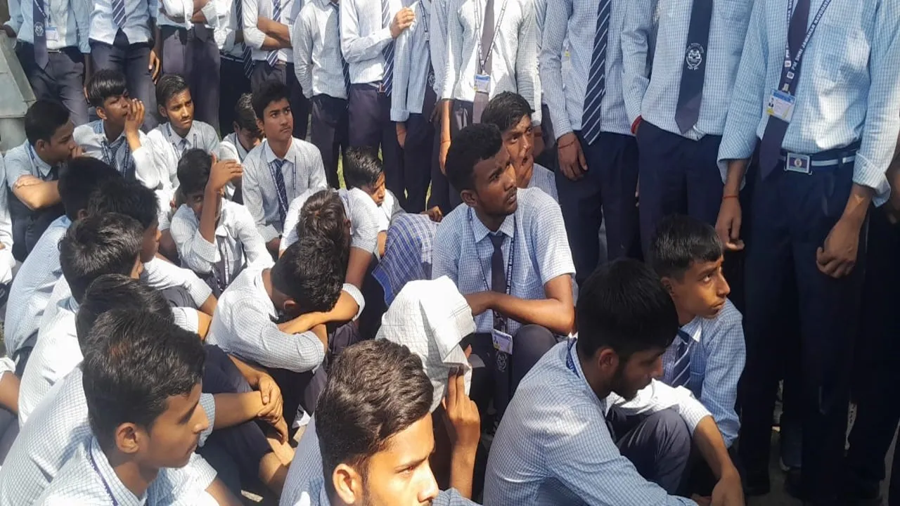 बाराबंकी : सड़क पर उतरे नवोदय स्कूल के छात्र, विद्यालय प्रशासन पर मढ़े गंभीर आरोप, जानें पूरा मामला