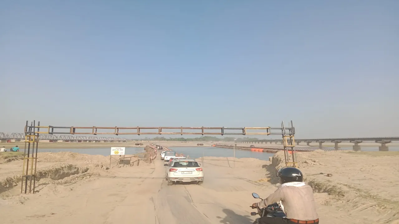 बाराबंकी : संजय सेतु बंद, पीपा पुल ने बढ़ाई राहगीरों की परेशानियां