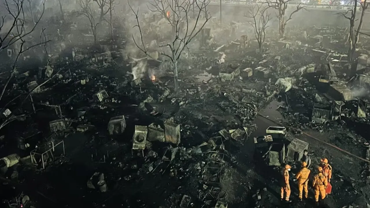 लखनऊ विकास नगर अग्निकांड : बेघर परिवार बचे-बिखरे सामानों की कर रहे हैं रखवाली, खुले आसमान के नीचे सोने को मजबूर