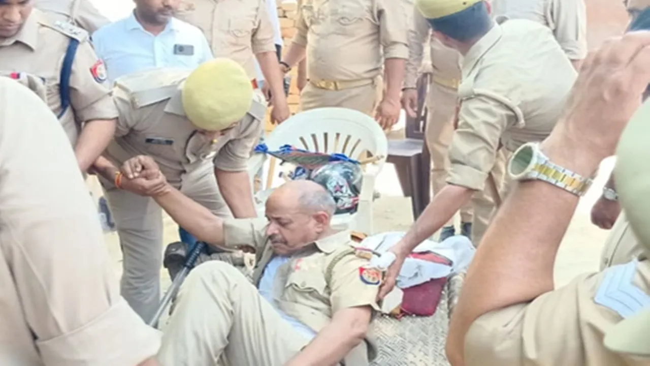 वाराणसी में झंडे के विवाद को लेकर पथराव, एसीपी समेत कई पुलिसकर्मी घायल 