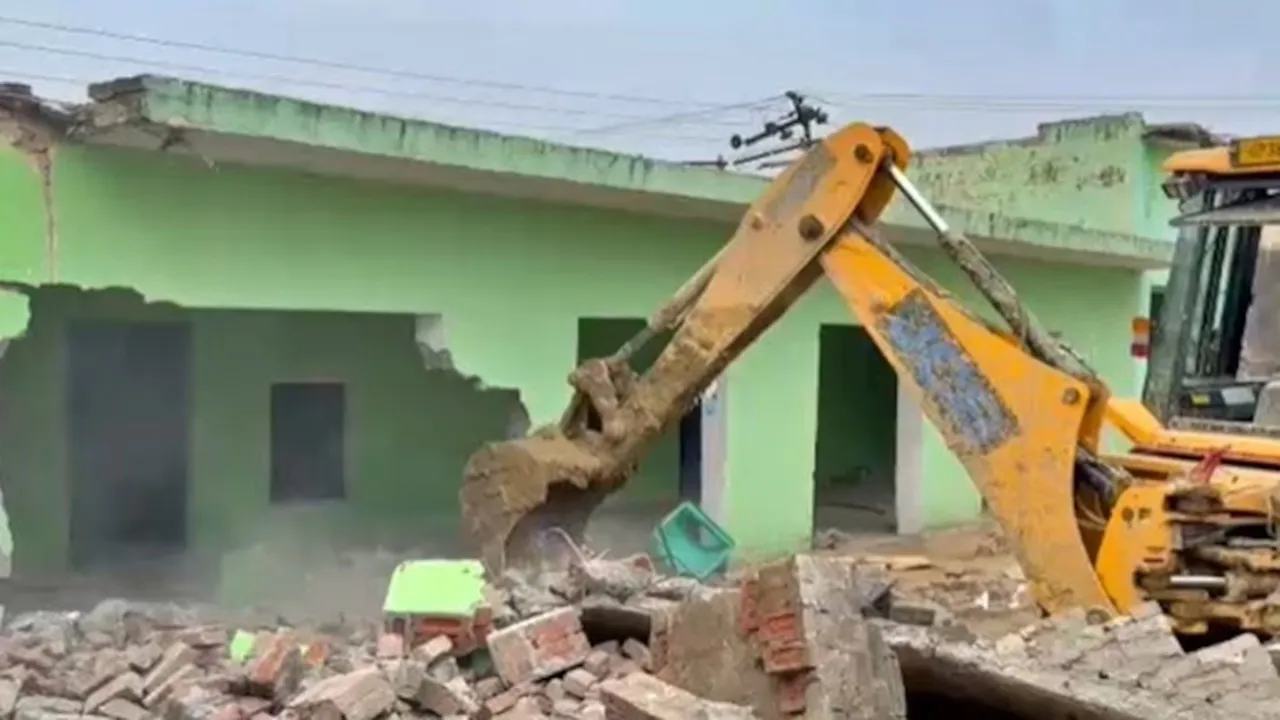 संभल में सरकारी जमीन पर बनी अवैध मस्जिद और मदरसे पर चला बुलडोजर, भारी पुलिस बल तैनात 