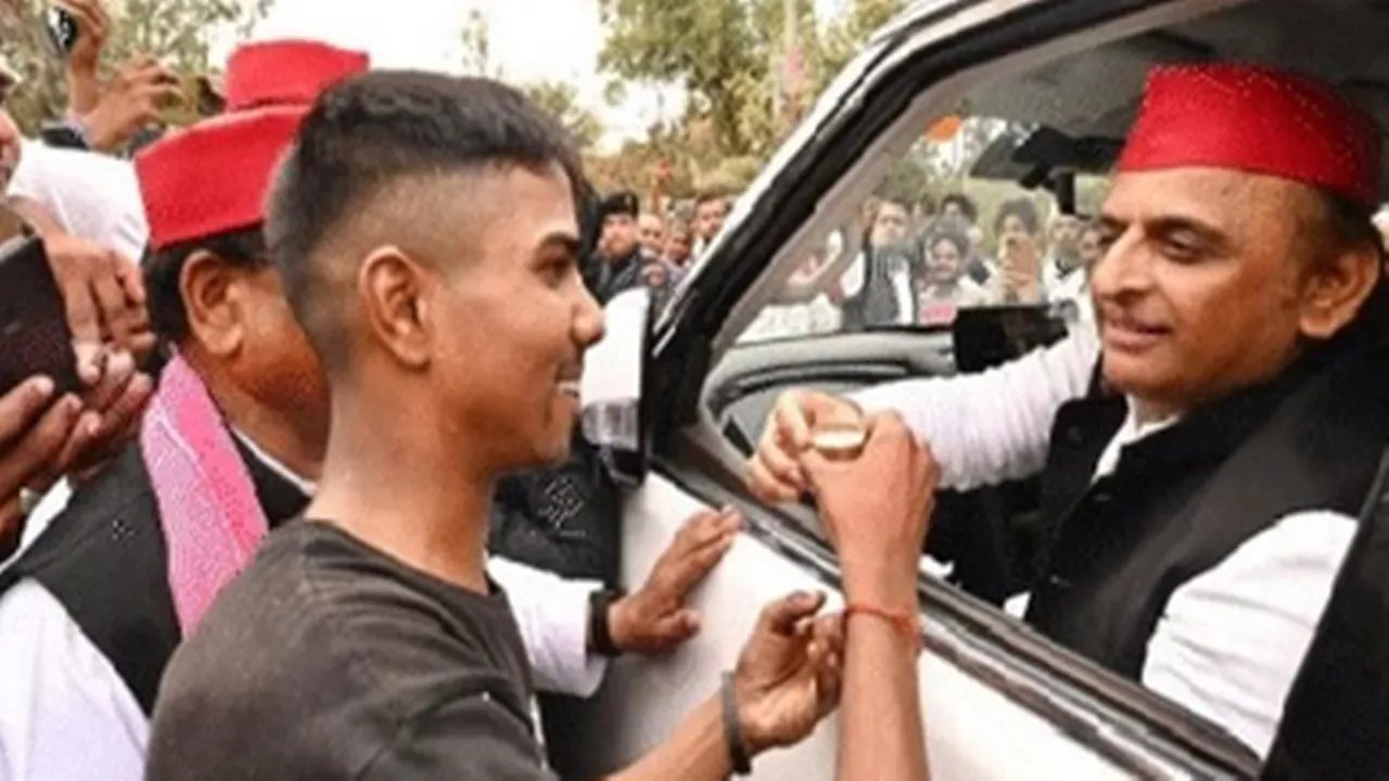 फतेहपुर : अखिलेश के चाय पीने से चर्चा में आई दुकान पर बड़ी कार्रवाई, खाद्य सुरक्षा अधिकारियों ने जांच कर भरे नमूने 