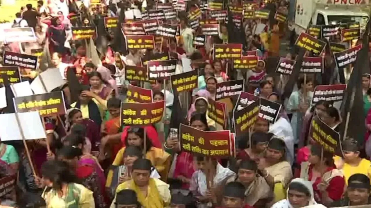 महिला आरक्षण विधेयक : राहुल गांधी के आवास के बाहर भाजपा महिला मोर्चा का जोरदार प्रदर्शन, हिरासत में कई नेता