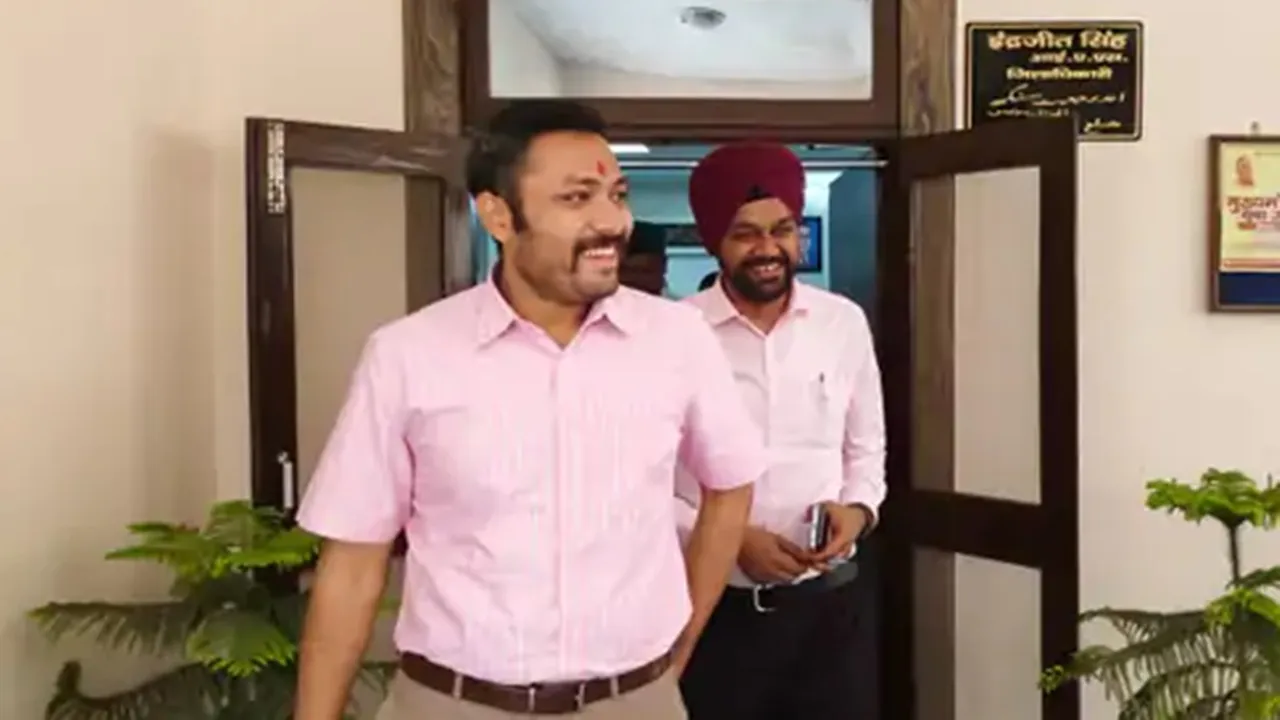 सुलतानपुर : नवागत डीएम इंद्रजीत सिंह ने ग्रहण किया पदभार, भ्रष्टाचार पर जीरो टॉलरेंस की नीति अपनाने का ऐलान 