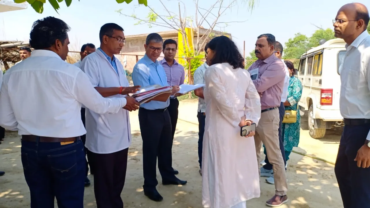 सभी गौशालाओं में स्थापित हो भूसा बैंक, मुकेश मेश्राम ने अधिकारियों को दिए निर्देश