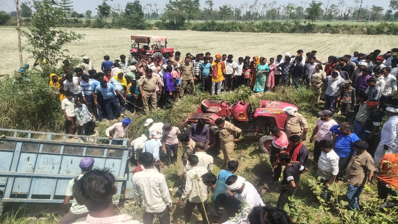 लखीमपुर खीरी में भीषण हादसा : मुंडन कार्यक्रम में जा रही ट्रैक्टर-ट्रॉली पलटी, 5 लोगों की मौत, 15 घायल