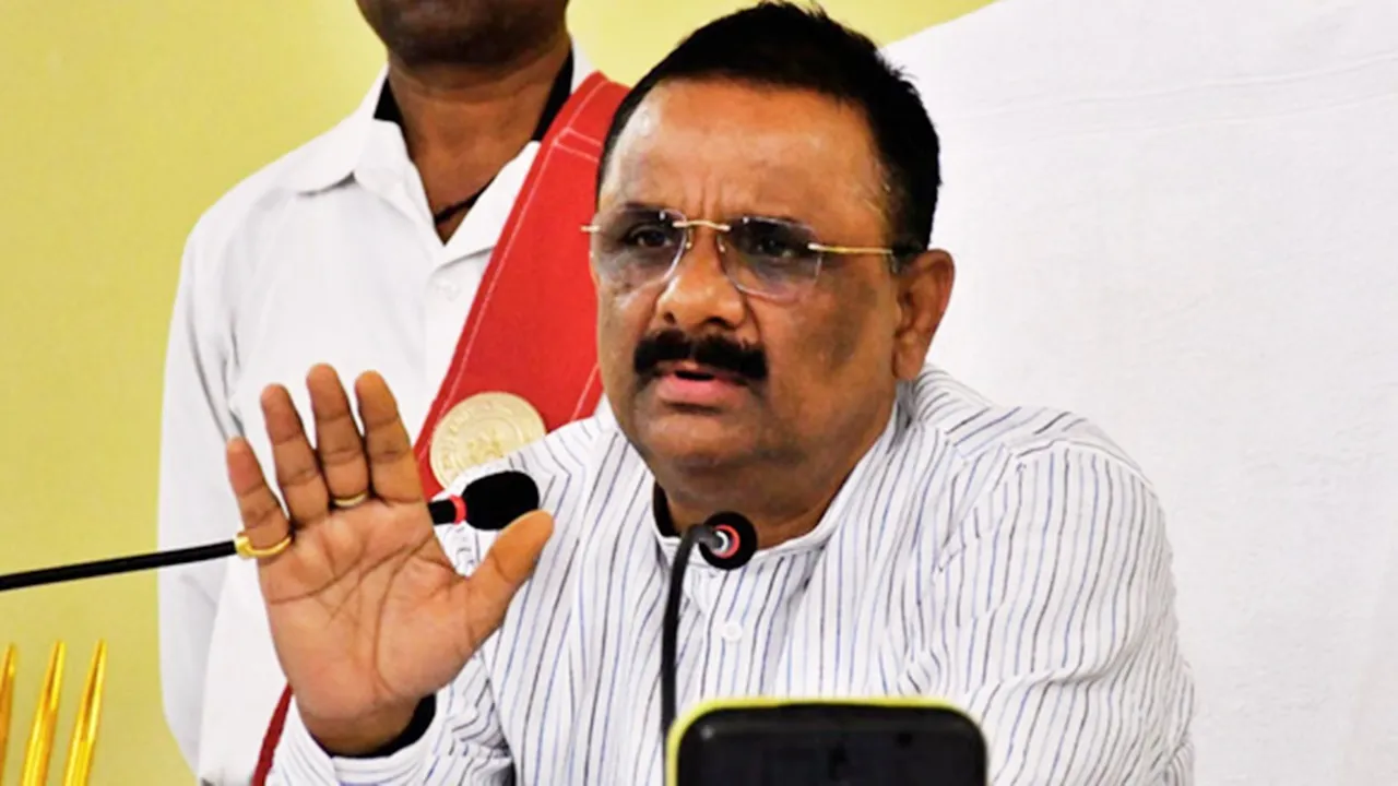  वाराणसी : बेटी... सड़क पर नहीं, गाड़ी में डालो कूड़ा, सड़क पर कचरा फेंकते देख महापौर ने दी नसीहत 