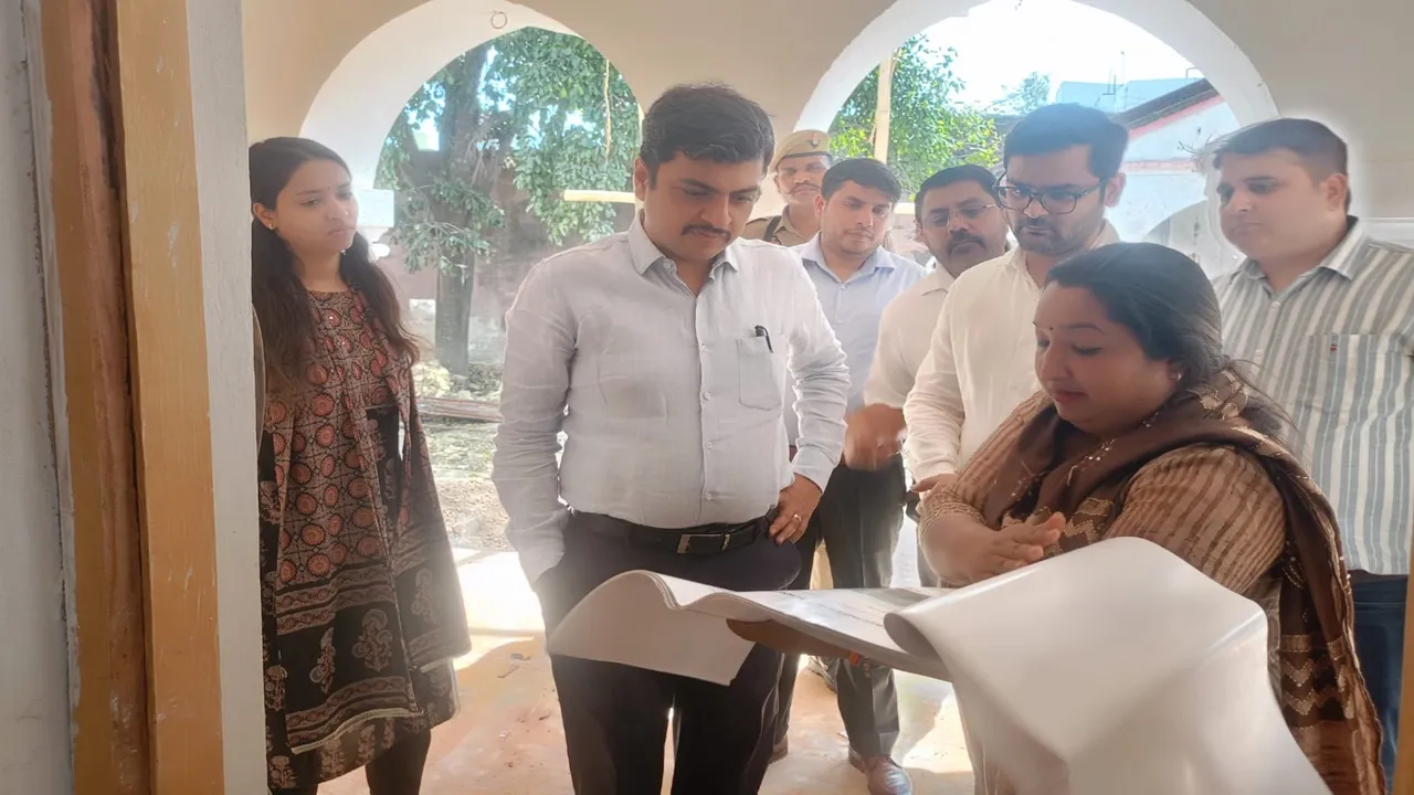 बाराबंकी : केडी सिंह बाबू स्मृति संग्रहालय निर्माण कार्य का डीएम ने लिया जायजा, कहा- मूल स्वरूप संरक्षित रखते हुए किया जाए निर्माण