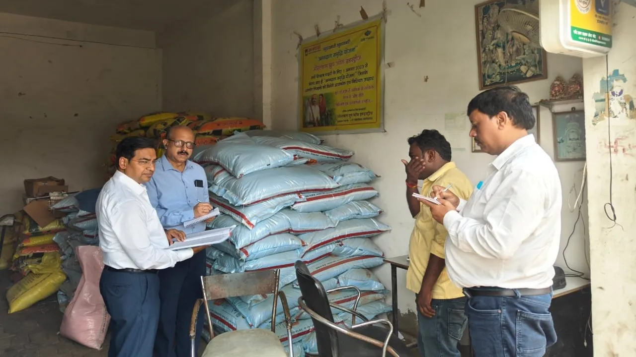 बाराबंकी : उर्वरक व कीटनाशक बिक्री केंद्रों का जेडी ने किया औचक निरीक्षण, एक विक्रेता का लाइसेंस किया गया निलंबित