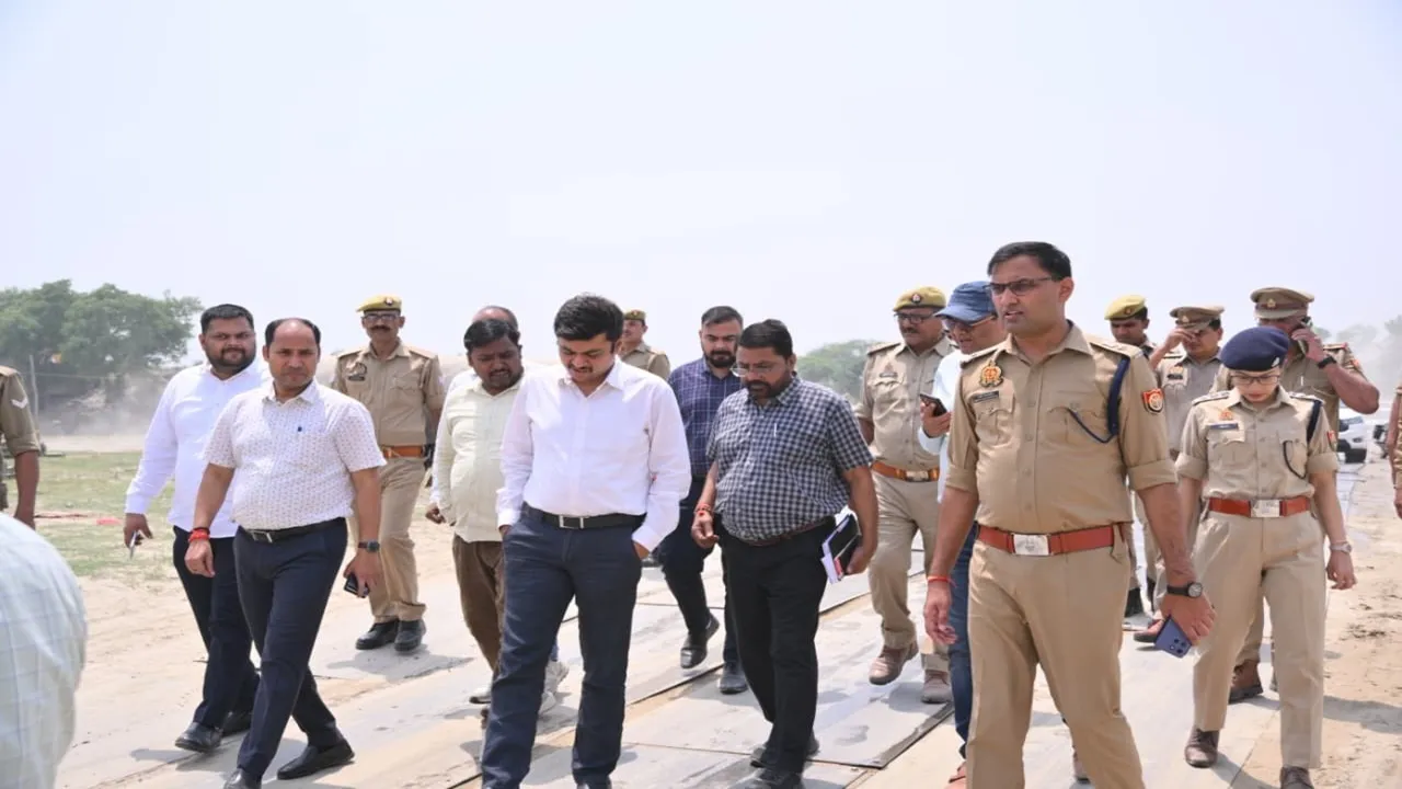 बाराबंकी : समाधान दिवस निपटाकर पीपा पुल पहुंचे डीएम, व्यवस्थाओं का लिया जायजा, अधिकारियों को दिए दिशा-निर्देश