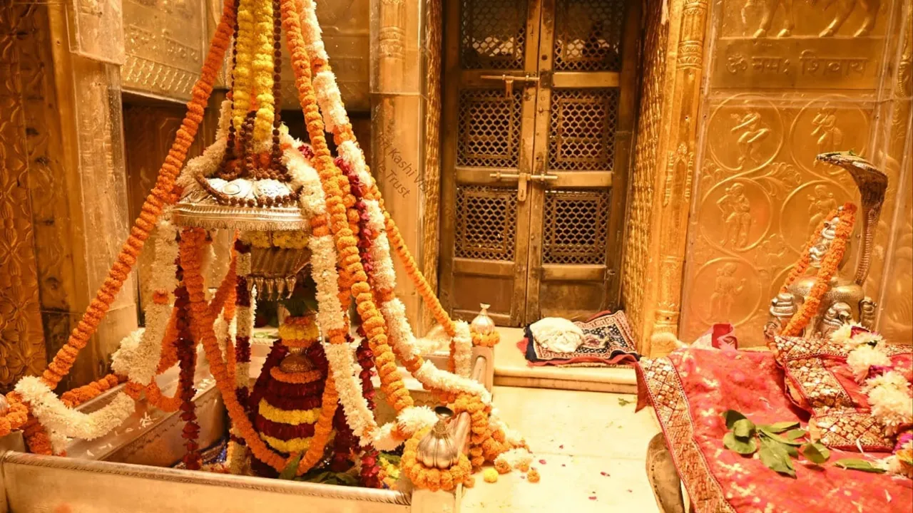 वाराणसी : भीषण गर्मी के मद्देनजर काशी विश्वनाथ पर लगा शावर, मंदिरों में एसी-कूलर 