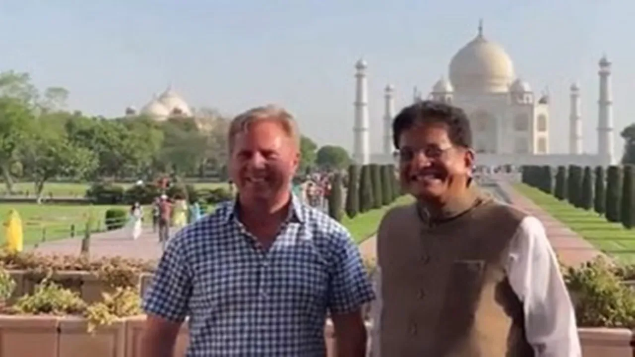 आगरा पहुंचे केंद्रीय मंत्री गोयल और न्यूजीलैंड के मंत्री टॉड मैक्ले, पत्नियों के संग किए ताजमहल के दीदार