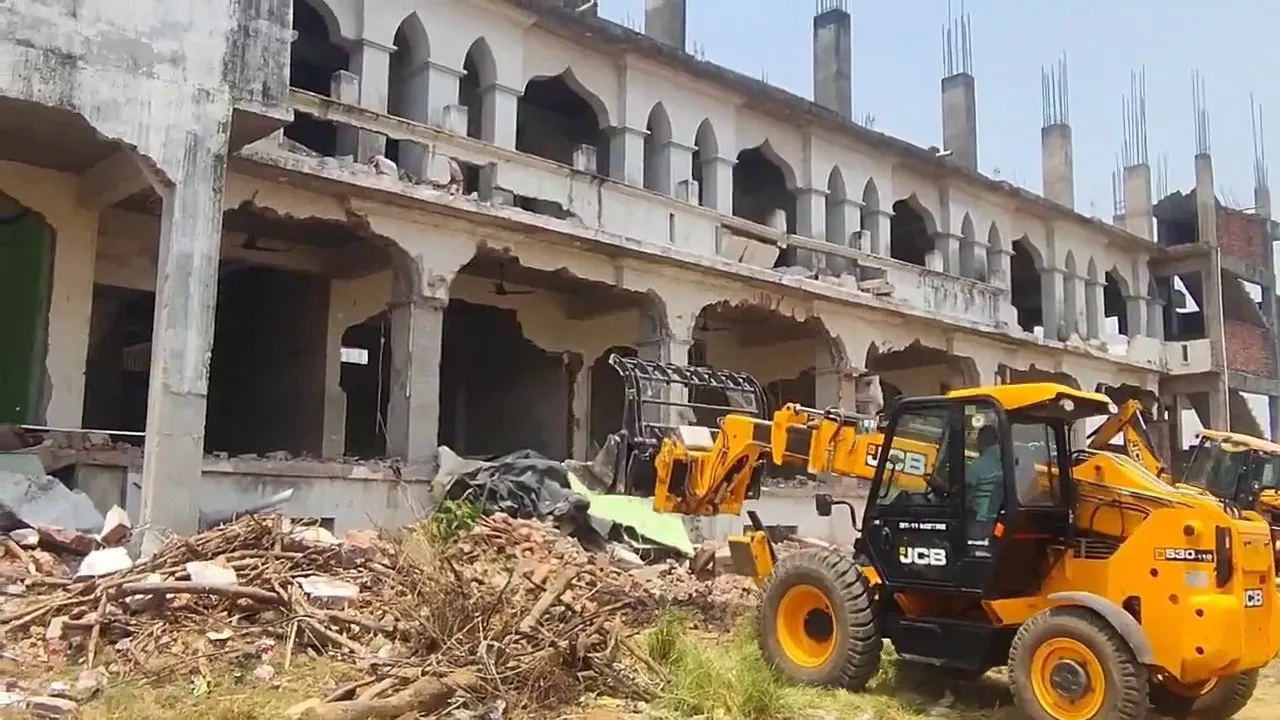 संतकबीर नगर : ब्रिटिश मूल के मौलाना के अवैध मदरसे पर चला बुलडोजर, छावनी में तब्दील रहा इलाका