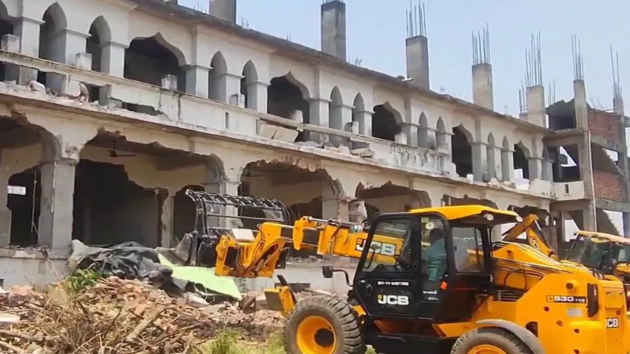 संतकबीरनगर : बुलडोजर से नहीं टूट रहा ब्रिटिश मौलाना का मदरसा, मंगाई गईं ड्रिल मशीनें  