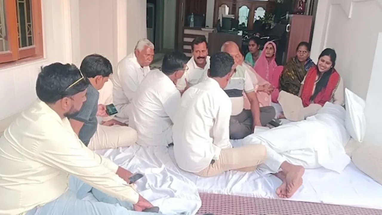 सीतापुर : 17 घंटे बाद समाप्त हुआ कांग्रेस सांसद राठौर का आमरण अनशन, प्रशासन ने मानी गलती, जानें पूरा मामला