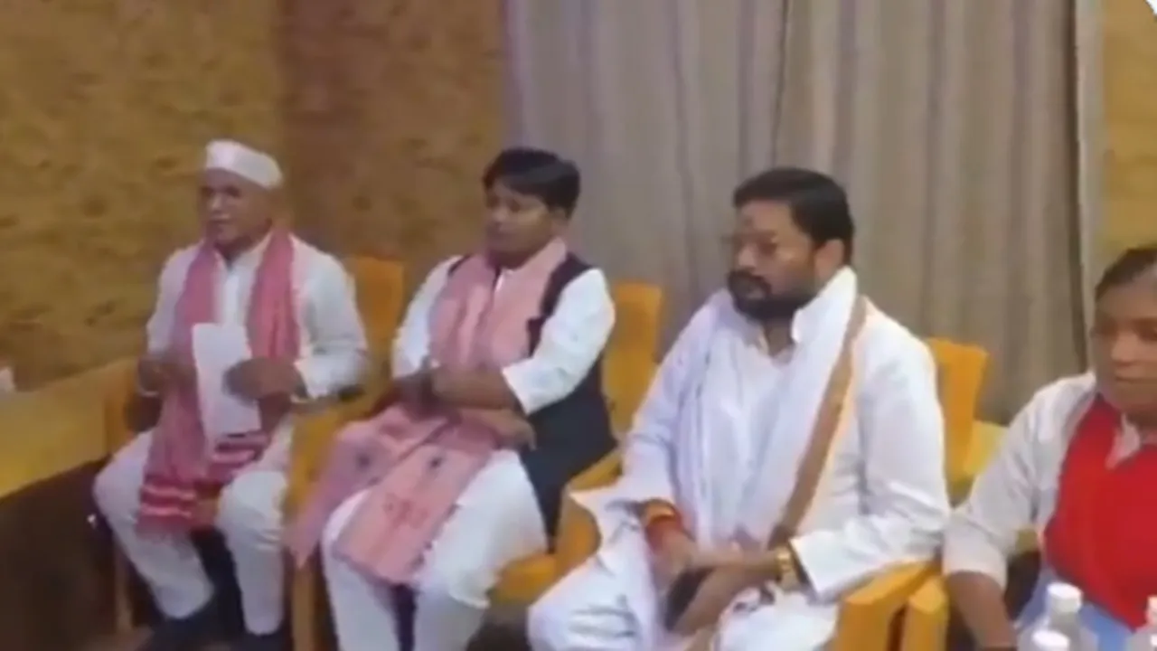 गाजीपुर केस : सपा प्रतिनिधिमंडल ने की मृत लड़की के पिता मुलाकात, पांच लाख का चेक सौंपा 