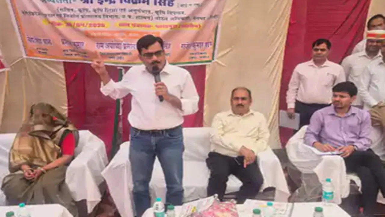 जालौन : जिलाधिकारी ने किया ग्रामीणों के साथ संवाद, परखी सरकारी योजनाओं की हकीकत  