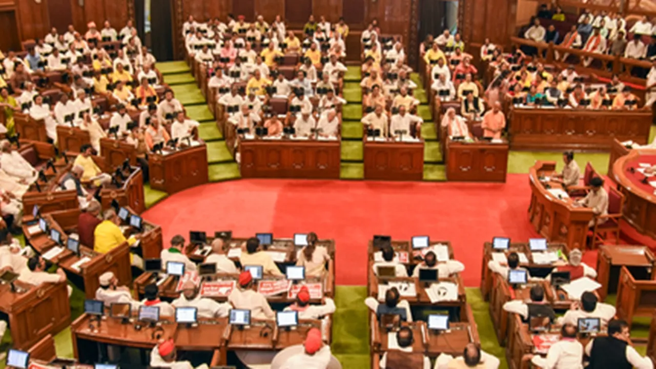 महिला आरक्षण पर यूपी विधानसभा में संग्राम : निंदा प्रस्ताव के बीच सत्ता पक्ष और विपक्ष में तीखी नोकझोंक, रिकॉर्ड से हटे बयान