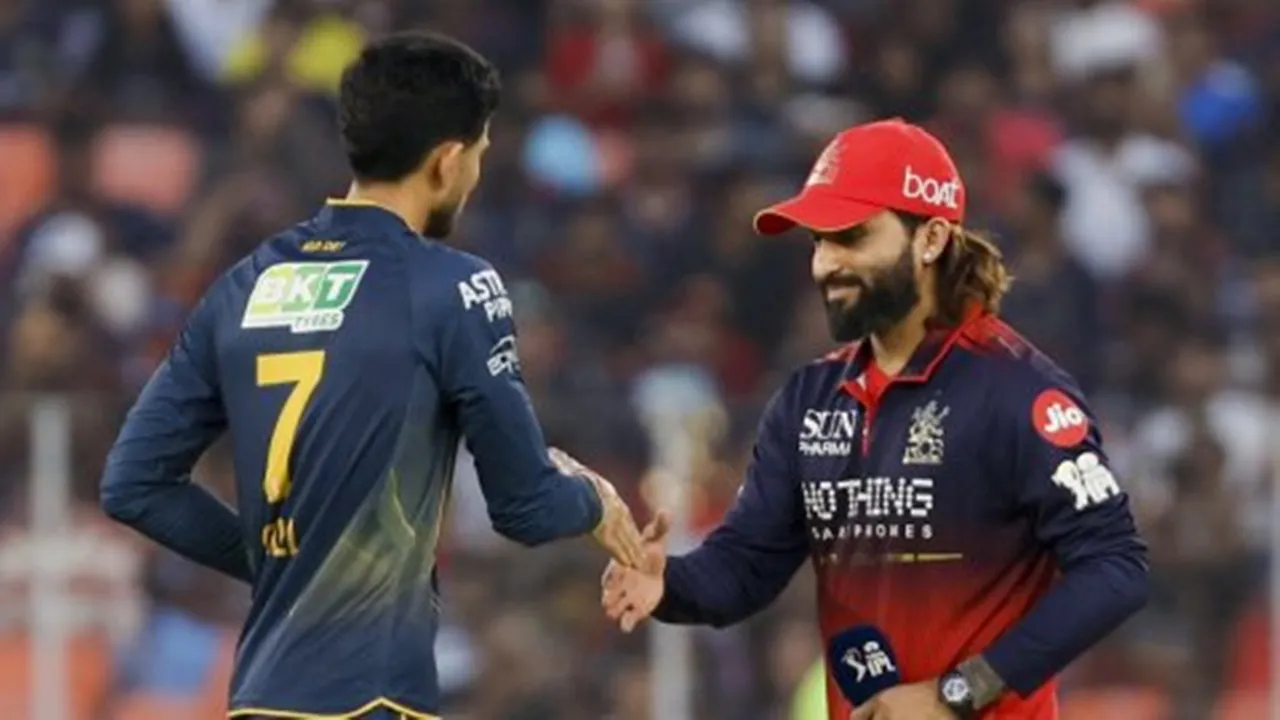 आईपीएल 2026 : आरसीबी के खिलाफ गुजरात टाइटंस ने टॉस जीतकर पहले गेंदबाजी करने का किया फैसला 