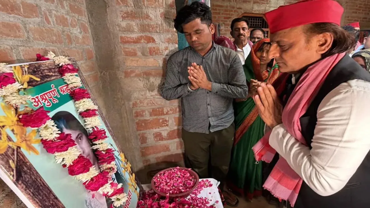 अखिलेश यादव पहुंचे हरदोई : शिल्पी कुशवाहा के परिजनों से की मुलाकात, दी पांच लाख की आर्थिक मदद