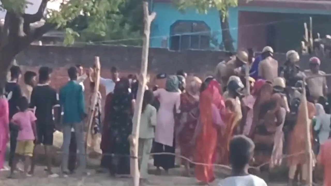 अमेठी में आंबेडकर प्रतिमा को लेकर बवाल, पथराव के बाद पुलिस ने हटवाया अवैध चबूतरा, 14 हिरासत में 