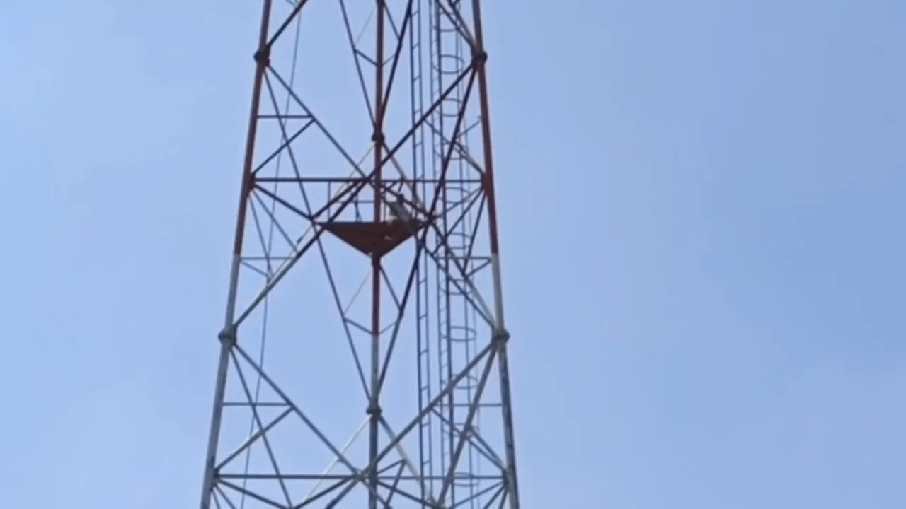 बाराबंकी में इश्क वाला हाई वोल्टेज ड्रामा : टॉवर पर चढ़ा आशिक, प्रेमिका को बुलाने की जिद पर अड़ा