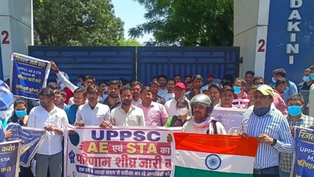 यूपीपीएससी पर छात्रों का धरना : सहायक अभियंता व कृषि सेवा परीक्षा परिणाम जारी करने की मांग 