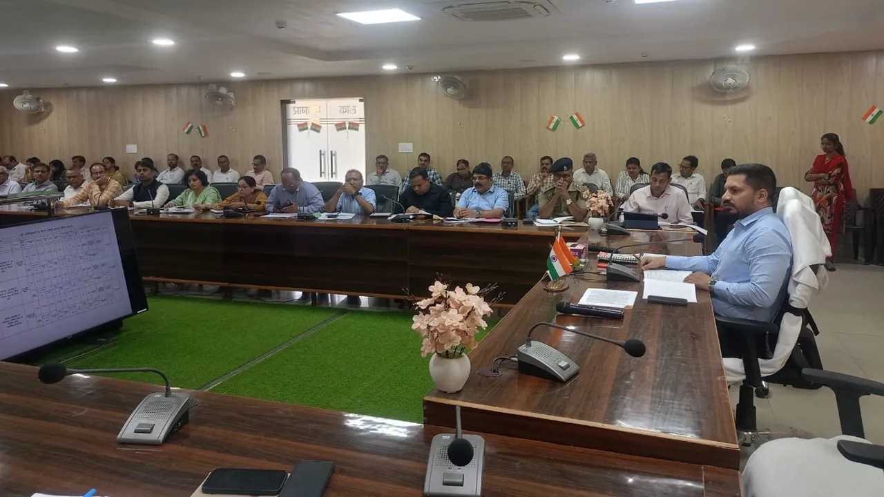 बाराबंकी : लापरवाही, देरी या घटिया सामग्री मिलने पर सख्त कार्रवाई, डीएम ने दी चेतावनी