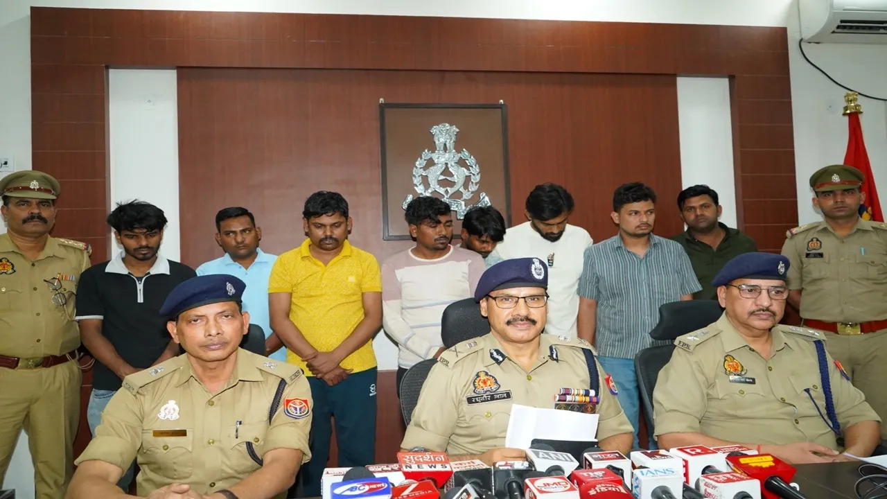 कानपुर में बेटिंग एप गिरोह का भंडाफोड़, आठ गिरफ्तार... 26 मोबाइल फोन व 54 एटीएम कार्ड समेत अन्य सामान बरामद 