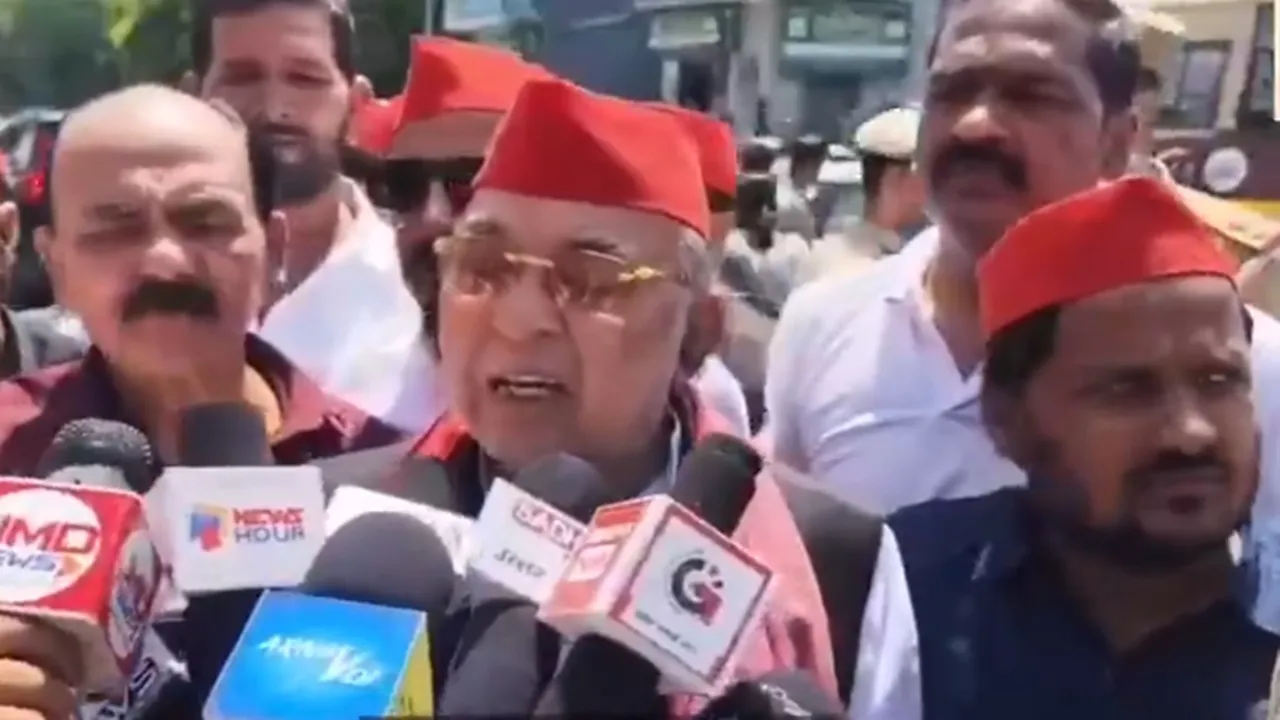 लखनऊ नगर निगम पर सपा विधायक रविदास मेहरोत्रा ने दिया धरना, कहा- लोगों  को नहीं मिल रहा पानी, जगह-जगह लगे कूड़े के ढेर 