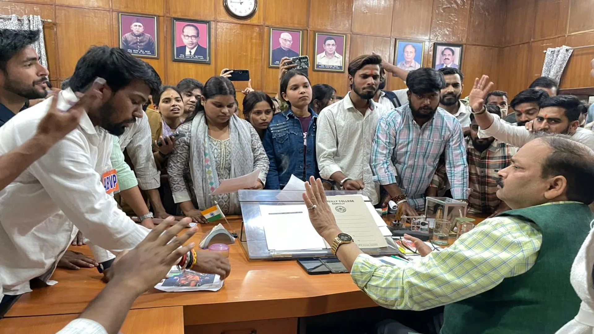 Bareilly : आपत्तिजनक पोस्ट पर बरेली कॉलेज में बवाल, हाथापाई की नौबत, चीफ प्रॉक्टर हटाए