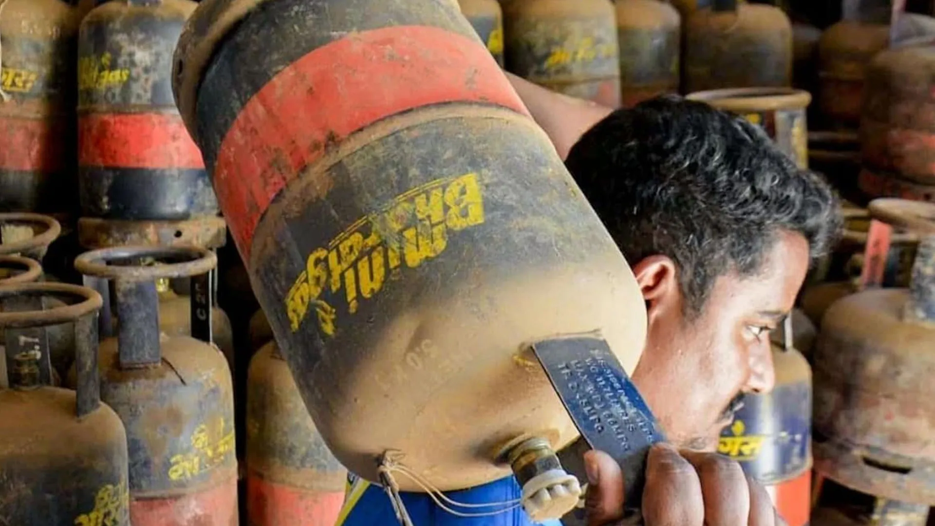 मुनाफाखोरी  : कामर्शियल सिलेंडर 3000 रुपये तक पहुंचा, कृत्रिम किल्लत बनाकर कालाबाजारी 