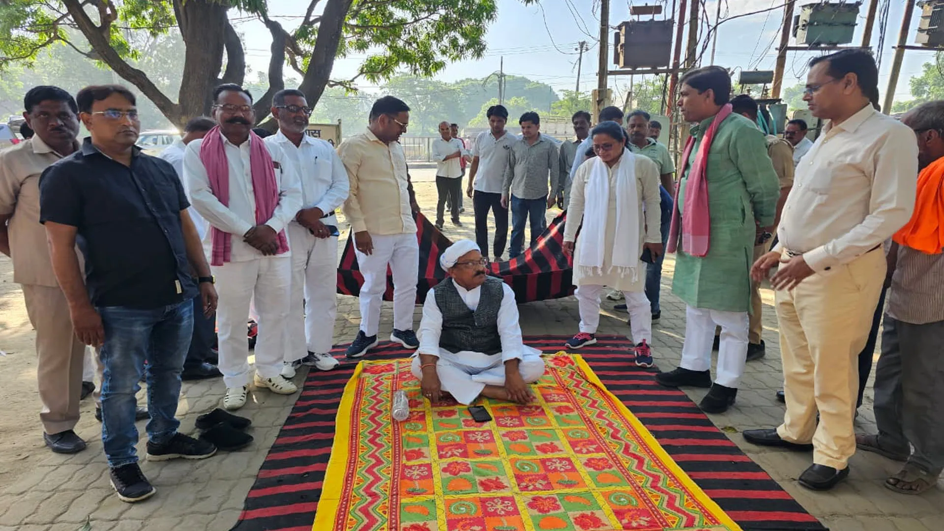 Bareilly: नवाबगंज में पुलिस और सपाई आमने-सामने, पूर्व मंत्री भगवत सरन एसडीएम आवास के बाहर धरने पर बैठे