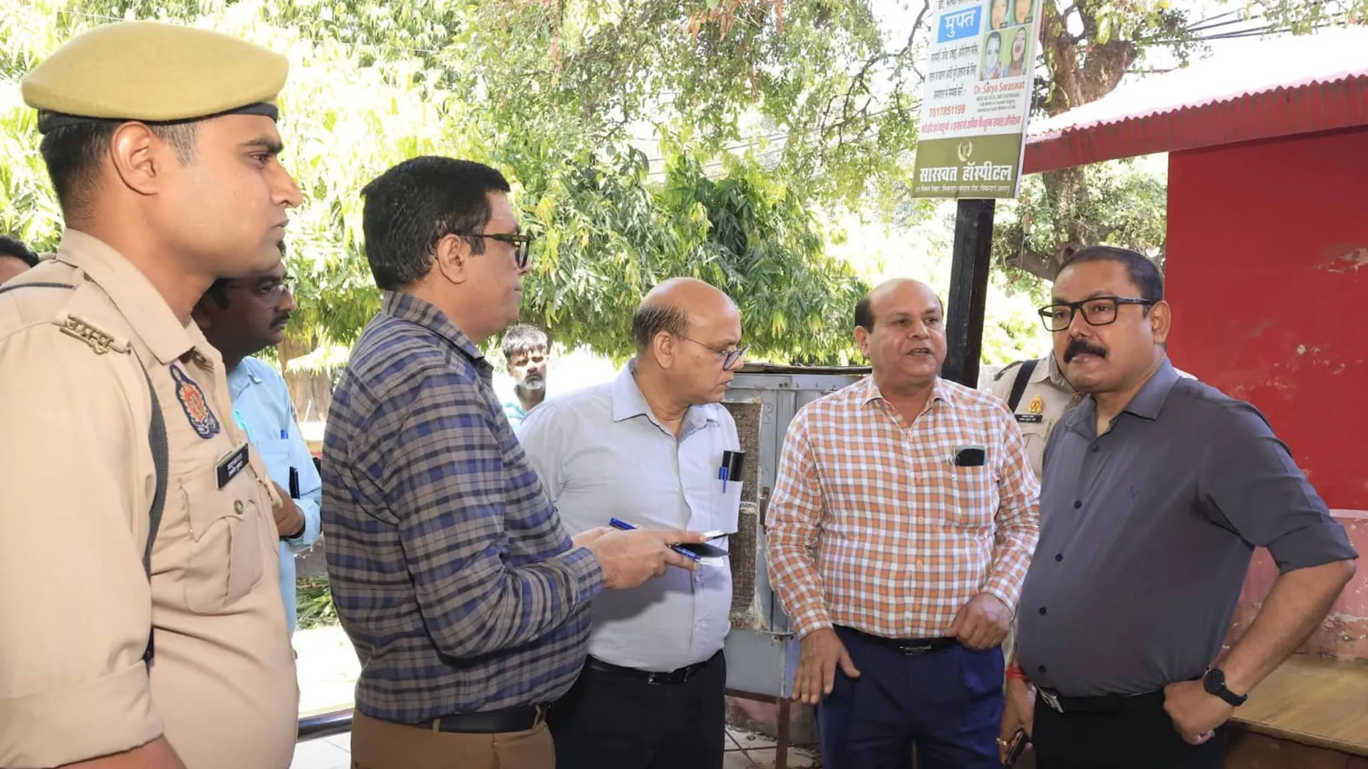 Bareilly: जिला अस्पताल औचक निरीक्षण करने पहुंचे डीएम तो मची खलबली, मरीजों से लिया फीडबैक