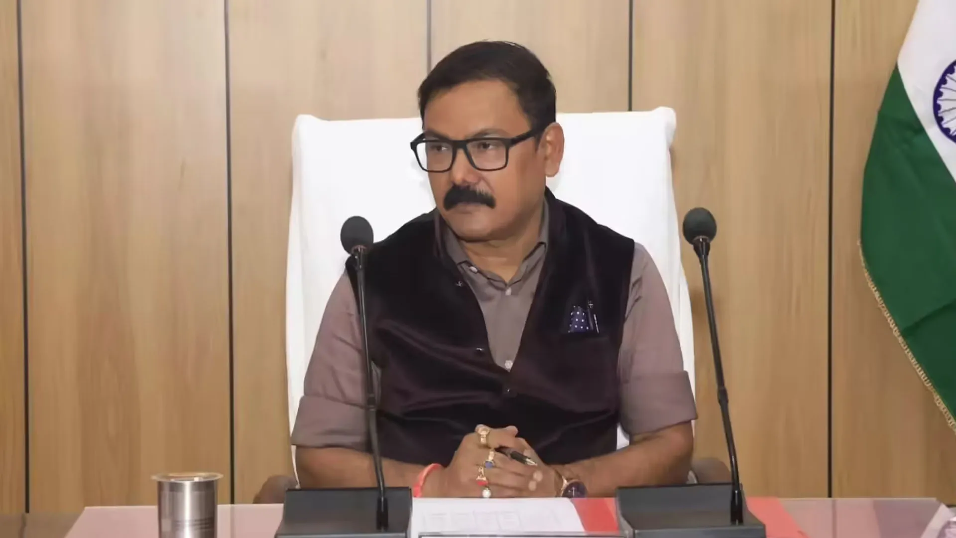 Bareilly: गलत अंश निर्धारण करने पर राजस्व निरीक्षक सस्पेंड, एसडीएम मल्लिका भी हटाईं