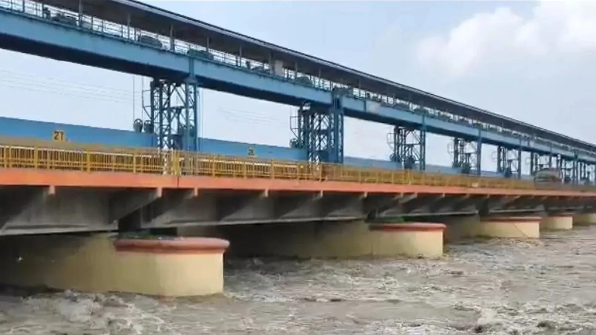 Moradabad: गागन पर नया पुल तैयार होने पर फर्राटा भरेंगे वाहन, 18.44 करोड़ होंगे खर्च