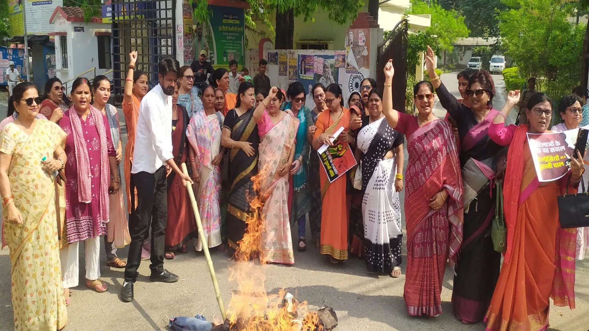 UP:जन आक्रोश महिला सम्मेलन में विपक्ष पर तीखे हमले, पदयात्रा निकाल पुतला फूंका