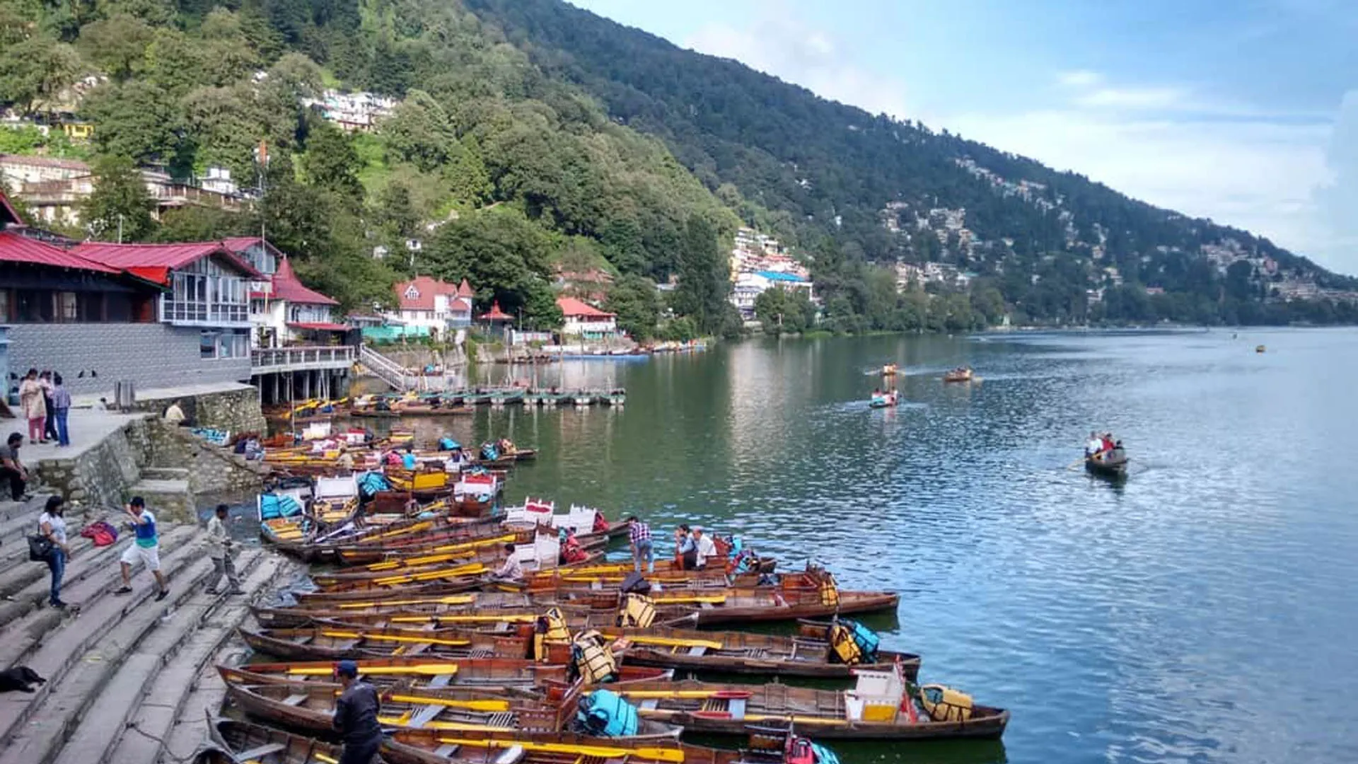 Uttrakhand: विकेंड पर पर्यटकों की आमद से गुलज़ार हुई सरोवर नगरी