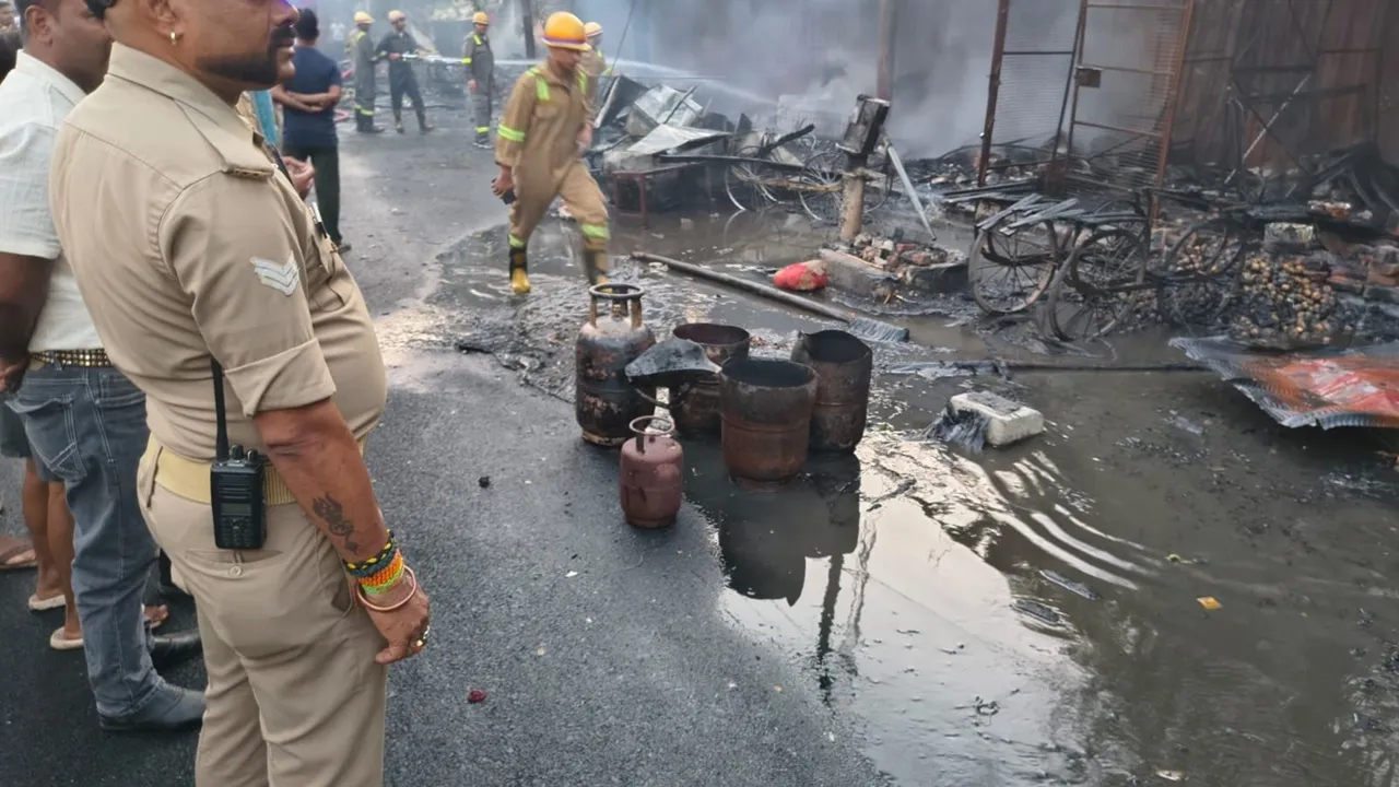 कानपुर फूलबाग अग्निकांड : खुले आसमान के नीचे परिवार, राख के ढेर में तलाश रहे हैं शायद कुछ बचा हो