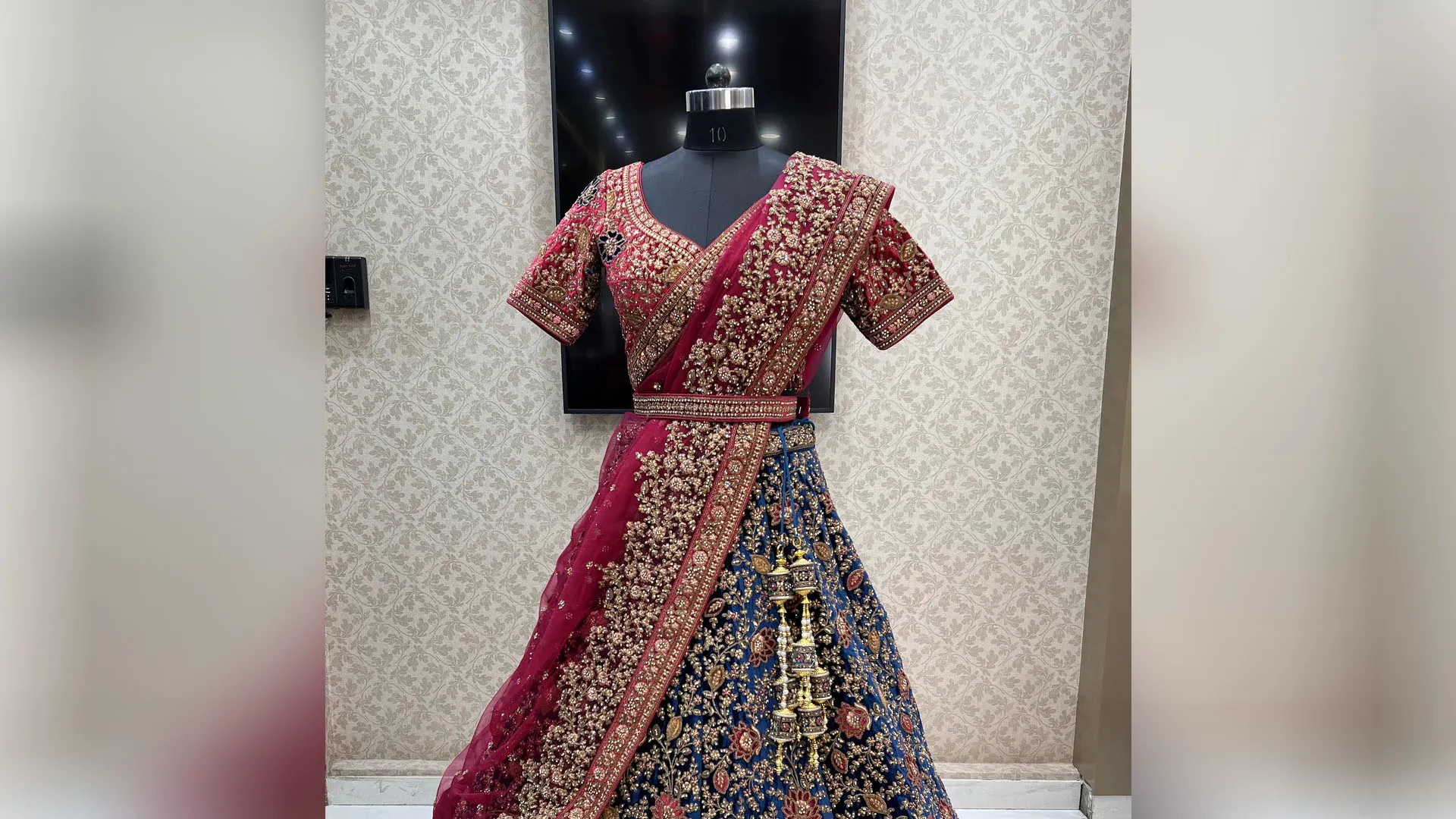 Moradabad: सहालग शुरू होते ही बाजारों में लौटी रौनक, ट्रेंड में हल्के लहंगे और फ्यूजन ज्वेलरी